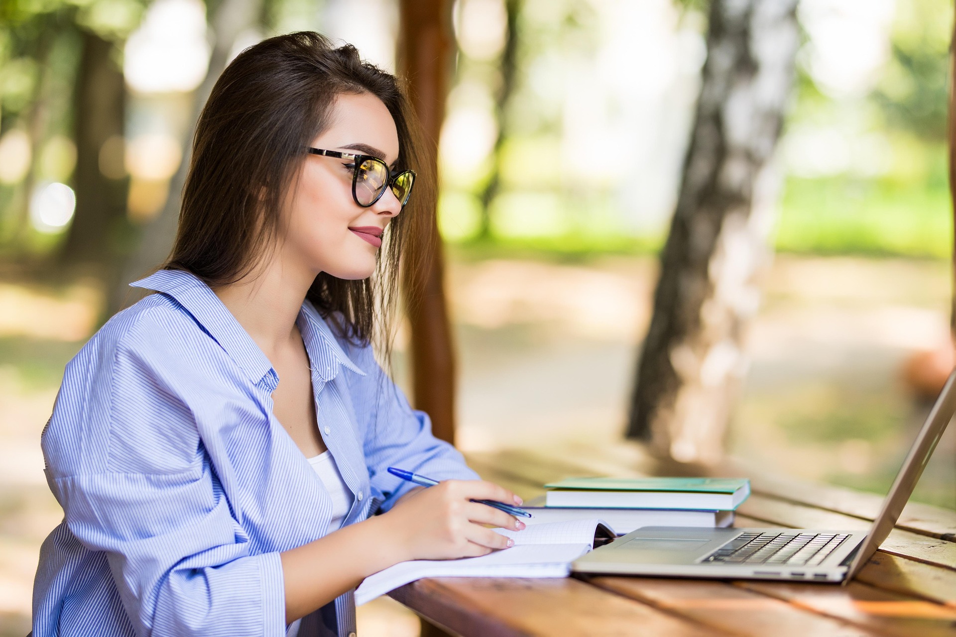 žena za notebookom pozerajúca si pracovné ponuky v Talent Solutions